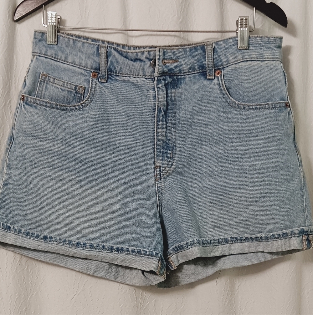H & M Classic High Rise Washed Denim Shorts Size 8